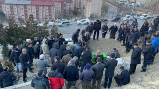 Hakkaride boğazı kesilmiş halde bulunan kadın toprağa verildi