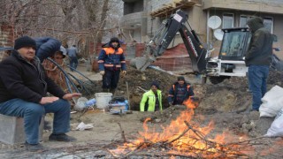 Hakkaride dondurucu soğukta su arızası mesaisi