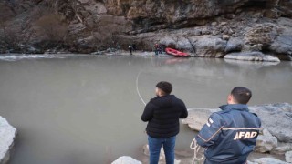 Hakkaride rafting botuyla köpek kurtarma operasyonu