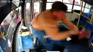 Halk otobüsünde dehşet anları, defalarca yumrukladı