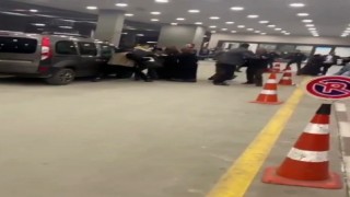 Hastane acilinde bıçaklı kavga kamerada