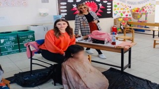 Hayalindeki mesleğe kavuşunca ücretsiz saç bakımı yaptı