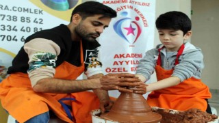 Hayatlarında ilk kez çömlek yapan özel öğrencilerin mutlu günü