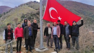 Haydarlı Mahallesinde 2 metrelik Türk Bayrağı