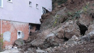 Heyelan 4 katlı binaya hasar verdi, bina tahliye edildi