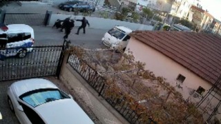 İhbara giden polislere önce taşla saldırdı, ardından yere düşen polis memurunu bıçakladı
