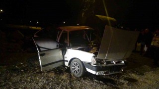 İki araç çarpıştı, otomobil kağıt gibi ezildi: 5 yaralı