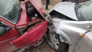 İki otomobil kafa kafaya çarpıştı: 4 yaralı
