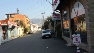 İnatçı keçi girdiği eczaneden çıkmak istemedi