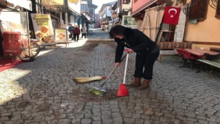 İnşaatın oluşturduğu pislikleri esnaf süpürgelerle temizlemeye çalıştı