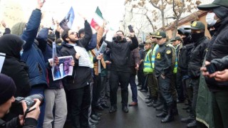 İranlı üniversite öğrencilerinden Fransa karşıtı protesto