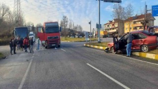 İş kamyonu ile otomobil çarpıştı: 1 yaralı
