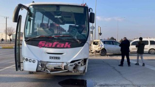 İşçi minibüsü ile otomobil çarpıştı: 3 yaralı