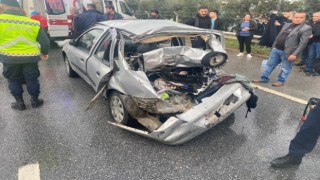 Işıklı kavşakta kamyon ile otomobil çarpıştı: 1i ağır 3 yaralı