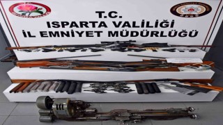 Ispartada eş zamanlı kaçak silah operasyonu