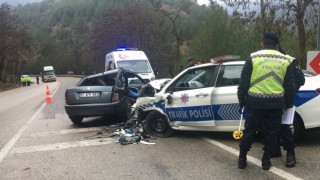 Ispartada polis aracıyla otomobil çarpıştı: 1 ölü, 2 yaralı