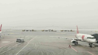 İstanbul Havalimanında kar yağışı etkili oldu