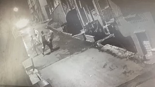 İstanbulda dehşet anları kamerada: Tek yumrukla komalık edip telefonunu gasp etti