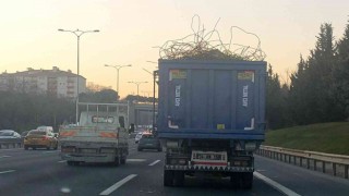 İstanbulda demir yüklü kamyonun tehlikeli yolculuğu kazaya davetiye çıkardı