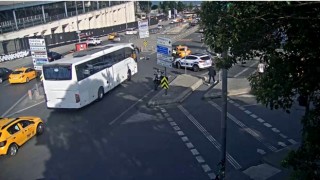 İstanbulda film gibi olay kamerada: Alkollü taksici çarptığı polisi sürükleyip kaçtı
