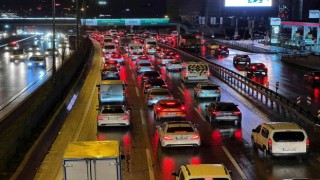 İstanbulda haftanın son iş gününde trafik yoğunluğu yaşandı