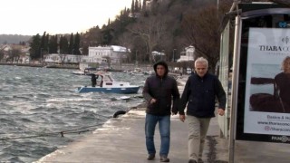 İstanbulda lodos etkili oldu, vatandaşlar yürümekte güçlük çekti