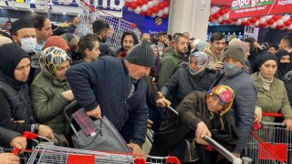 İstanbulda market açılışında indirim izdihamı