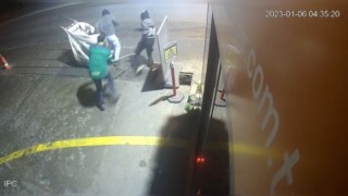 İstanbulda mazgal hırsızlarına sopalı müdahale kamerada: Neye uğradığını şaşırdılar