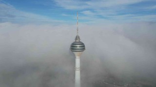 İstanbulda sis bulutlarının arasında kalan Tv kulesi, kartpostallık manzaralar oluşturdu