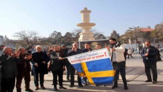 İsveçte Kuran-ı Kerimin yakılmasını Erzincanlı gençler İsveç bayrağını yakarak protesto etti
