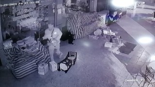 İşyerlerinin kapı tokmaklarını kırdı, baharat tezgahını dağıttı