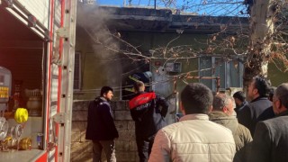 İtfaiye ekipleri kapıyı kırarak yangına müdahale etti