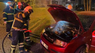 İtfaiyenin erken müdahalesi, otomobili tamamen yanmaktan kurtardı