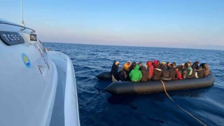 İzmir açıklarında 111 düzensiz göçmen kurtarıldı