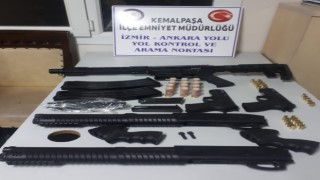 İzmirde bir araçtan 5 adet ruhsatsız silah ele geçirildi: 2 gözaltı