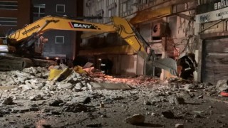 İzmirde çöken eski İl Emniyet Müdürlüğü binasının enkazı temizleniyor