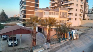 İzmirde faciadan dönüldü: Freni boşalan kamyon 112 binasının duvarını yıktı