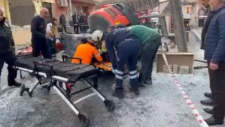 İzmirde faciadan dönüldü: Yıkım sırasında iş makinesi 3. kattan düştü