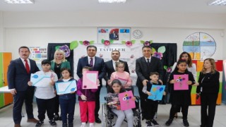 İzmirde öğrenciler 1. yarıyıl karnelerini aldı