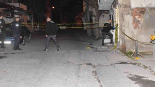 İzmirde silahlı saldırıya uğrayan genç ağır yaralandı