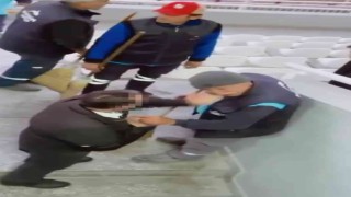 İzmirde temizlik görevlisine tokatlı saldırı kameraya yansıdı