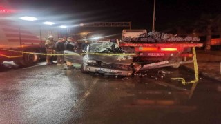 İzmirde tıra çarpan otomobil hurdaya döndü: 1 ölü