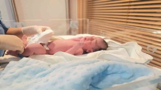 İzmirde yeni yılın ilk bebeği Aras Bulut oldu