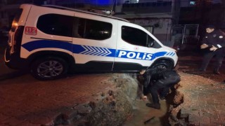 İzmiri sağanak vurdu: Polis aracı çöken yolun içine düştü
