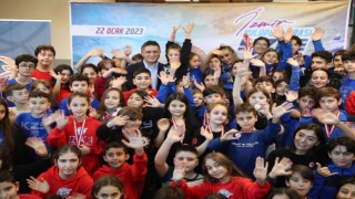 İzmirin minik yüzücüleri Aliağada yarıştı