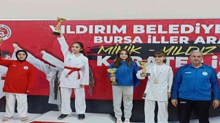 İzmit Belediyesporlu karateciler Bursadan madalyalarla döndü