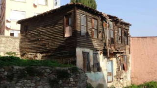 İzmitin tarihe tanıklık eden evleri bakın ne halde