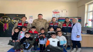 Jandarmadan köy okulu öğrencilere sürpriz