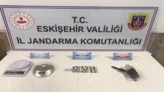 Jandarmadan uyuşturucu hap alışverişine suçüstü: 2 şüpheli tutuklandı