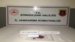 Jandarmanın aradığı şüphelilerin üzerinden uyuşturucu çıktı